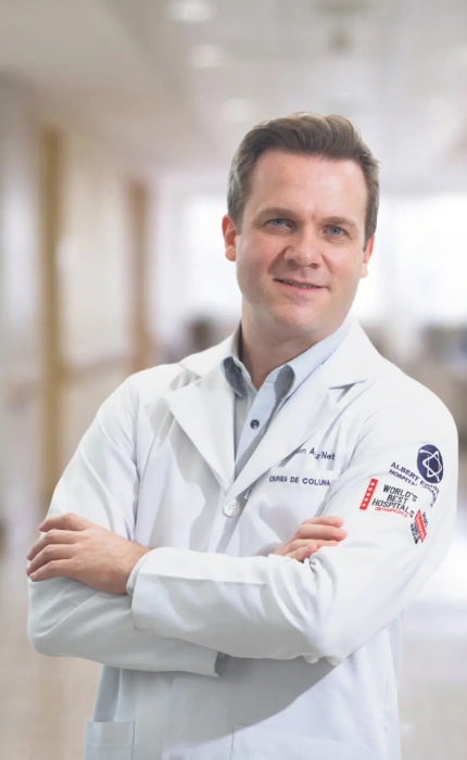 Especialista em Cirurgia de Coluna • CRM/SP 125.010
